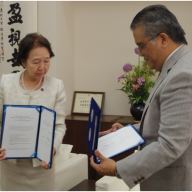 Dr. Noriko Mizuta, Chancellor of Josai University and PIJLC President Philip Sanvictores exchanged copies of the signed Agreement of Cooperation between PIJLC and Josai University.