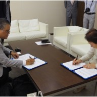 PIJLC President Philip B. Sanvictores (L) and Dr. Noriko Mizuta (R), Josai University Chancellor signed an Agreement of Cooperation on May 15, 2015 at the Josai University Kioicho, Tokyo Campus.