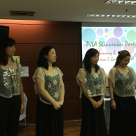 La Mer chorale group singing 