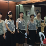 La Mer chorale group singing 